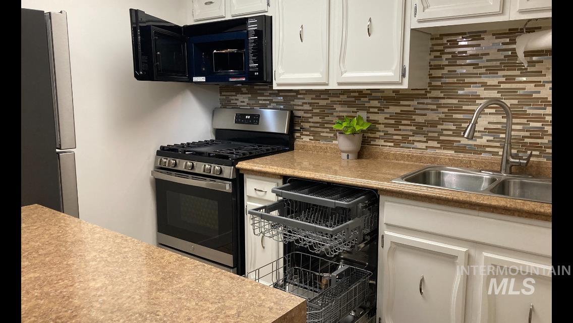 1095 N CAMELOT DR, Boise, Idaho 83704, 2 Bedrooms, 2 Bathrooms, Residential For Sale, Price $343,900,MLS 98978313