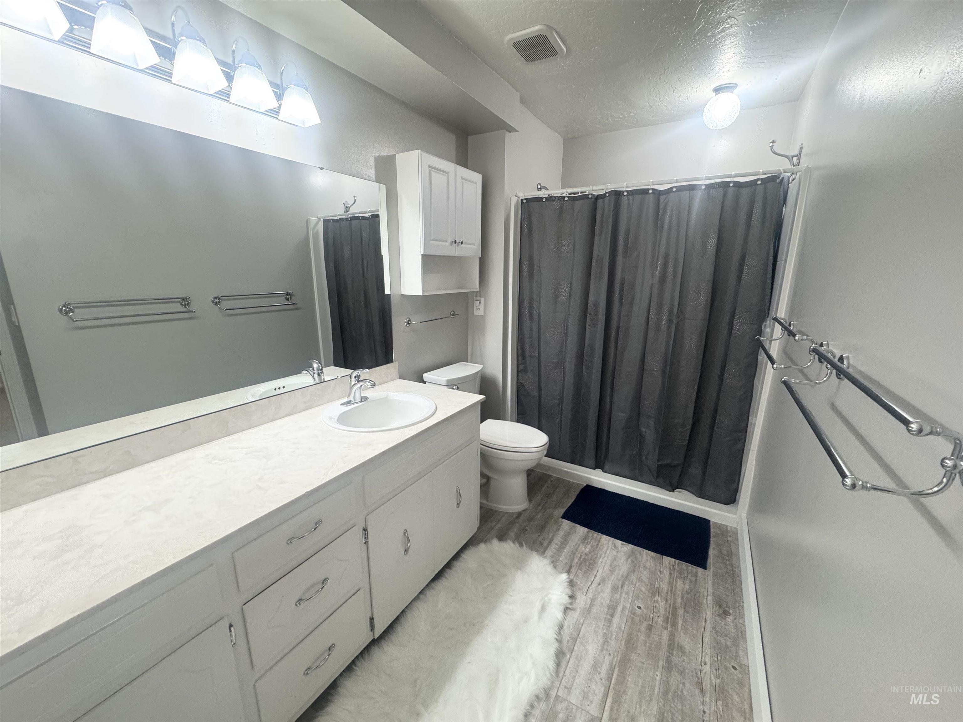 1095 N CAMELOT DR, Boise, Idaho 83704, 2 Bedrooms, 2 Bathrooms, Residential For Sale, Price $343,900,MLS 98978313