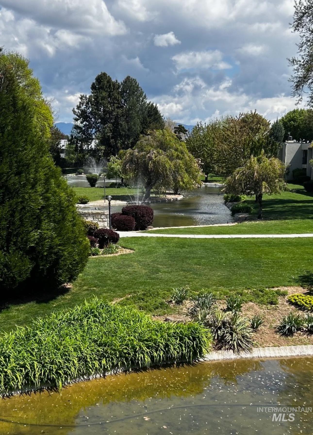 1095 N CAMELOT DR, Boise, Idaho 83704, 2 Bedrooms, 2 Bathrooms, Residential For Sale, Price $343,900,MLS 98978313