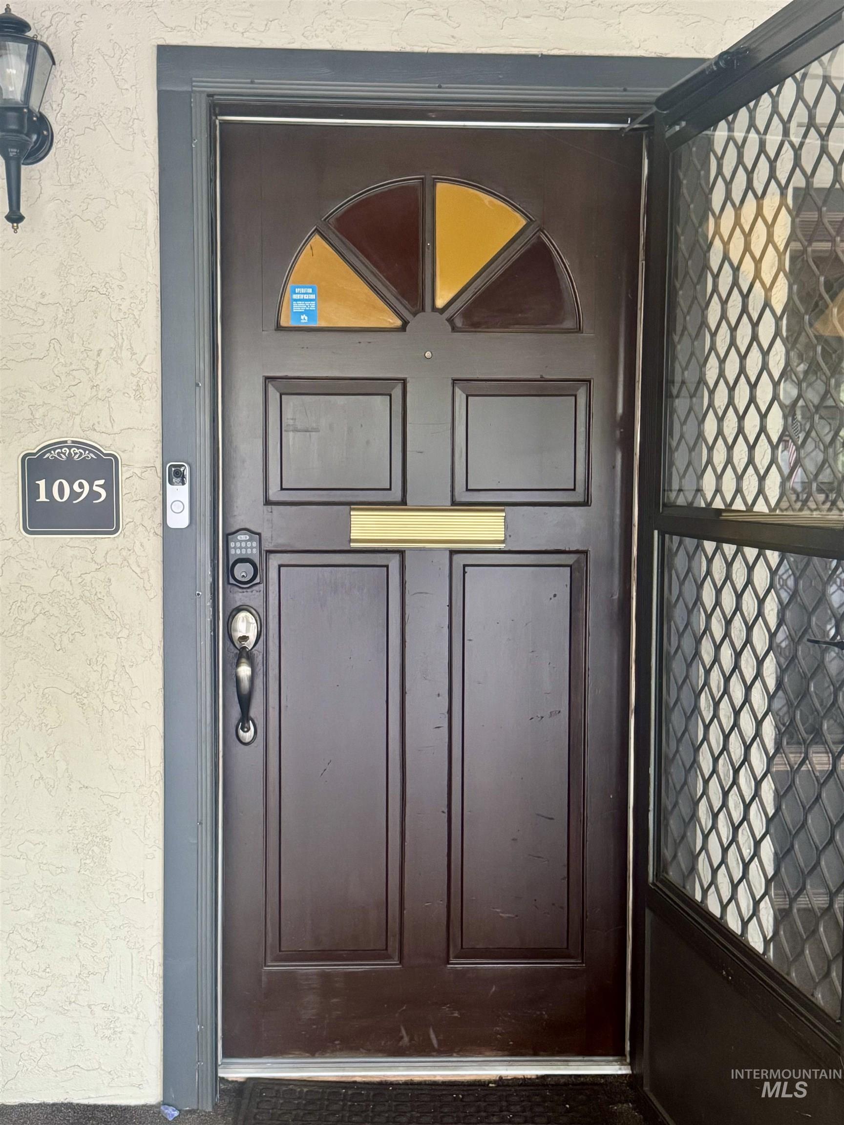 1095 N CAMELOT DR, Boise, Idaho 83704, 2 Bedrooms, 2 Bathrooms, Residential For Sale, Price $343,900,MLS 98978313