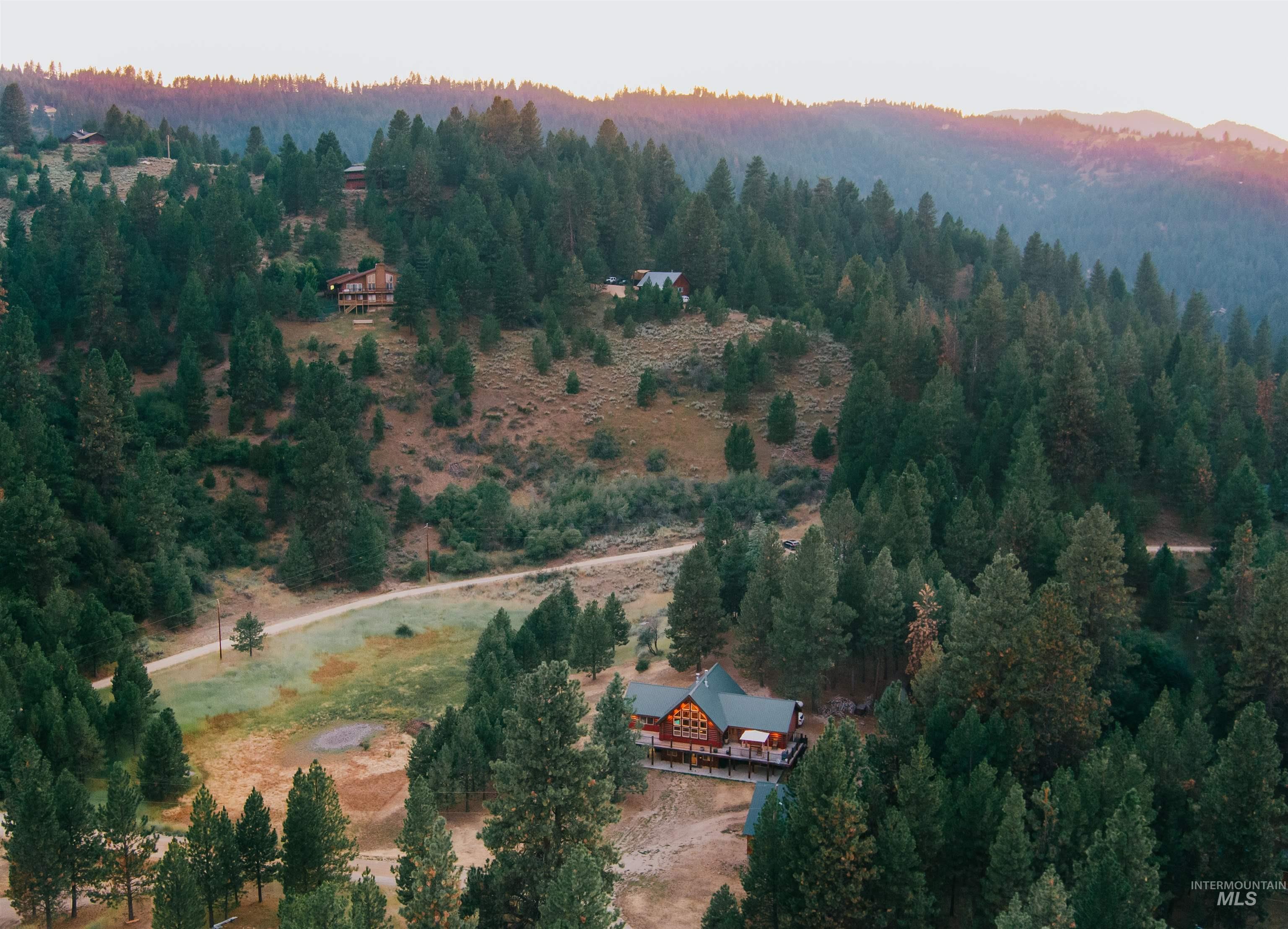 10 Tamarack Trl, Boise, Idaho 83716, 5 Bedrooms, 3 Bathrooms, Residential For Sale, Price $935,000,MLS 98978318