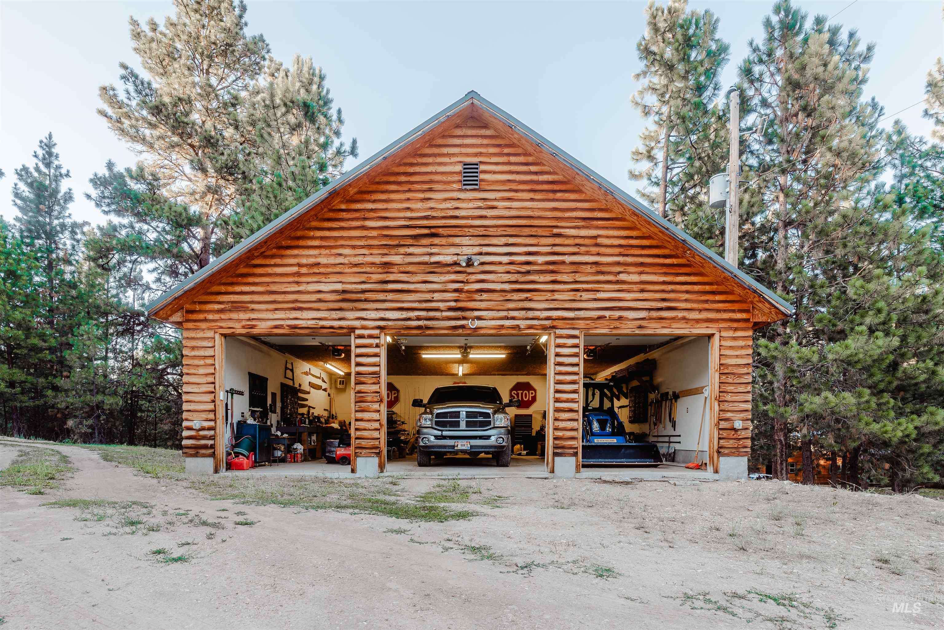 10 Tamarack Trl, Boise, Idaho 83716, 5 Bedrooms, 3 Bathrooms, Residential For Sale, Price $935,000,MLS 98978318