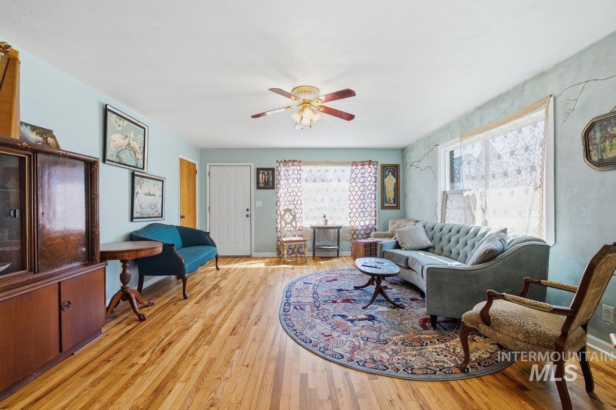 215 17th Ave S, Nampa, Idaho 83651, 5 Bedrooms, 3 Bathrooms, Residential For Sale, Price $499,900,MLS 98978330