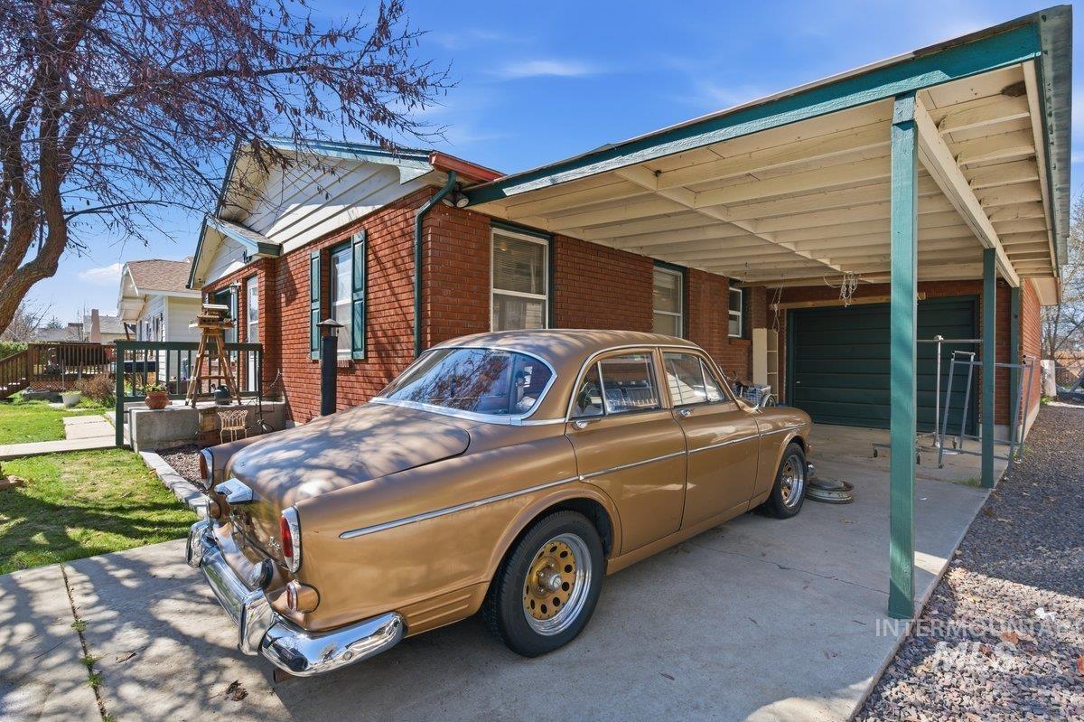 215 17th Ave S, Nampa, Idaho 83651, 5 Bedrooms, 3 Bathrooms, Residential For Sale, Price $499,900,MLS 98978330