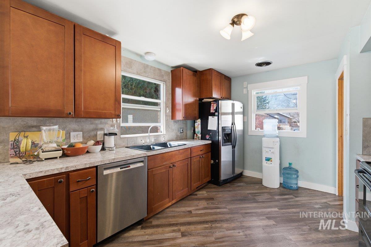 215 17th Ave S, Nampa, Idaho 83651, 5 Bedrooms, 3 Bathrooms, Residential For Sale, Price $499,900,MLS 98978330