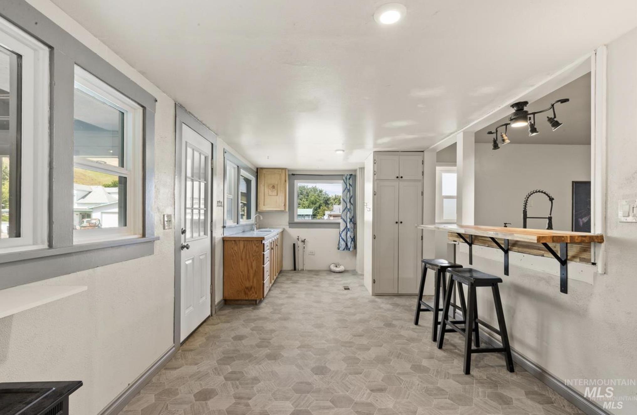 410 High St., Pomeroy, Washington 99347, 2 Bedrooms, 1 Bathroom, Residential For Sale, Price $250,000,MLS 98978336