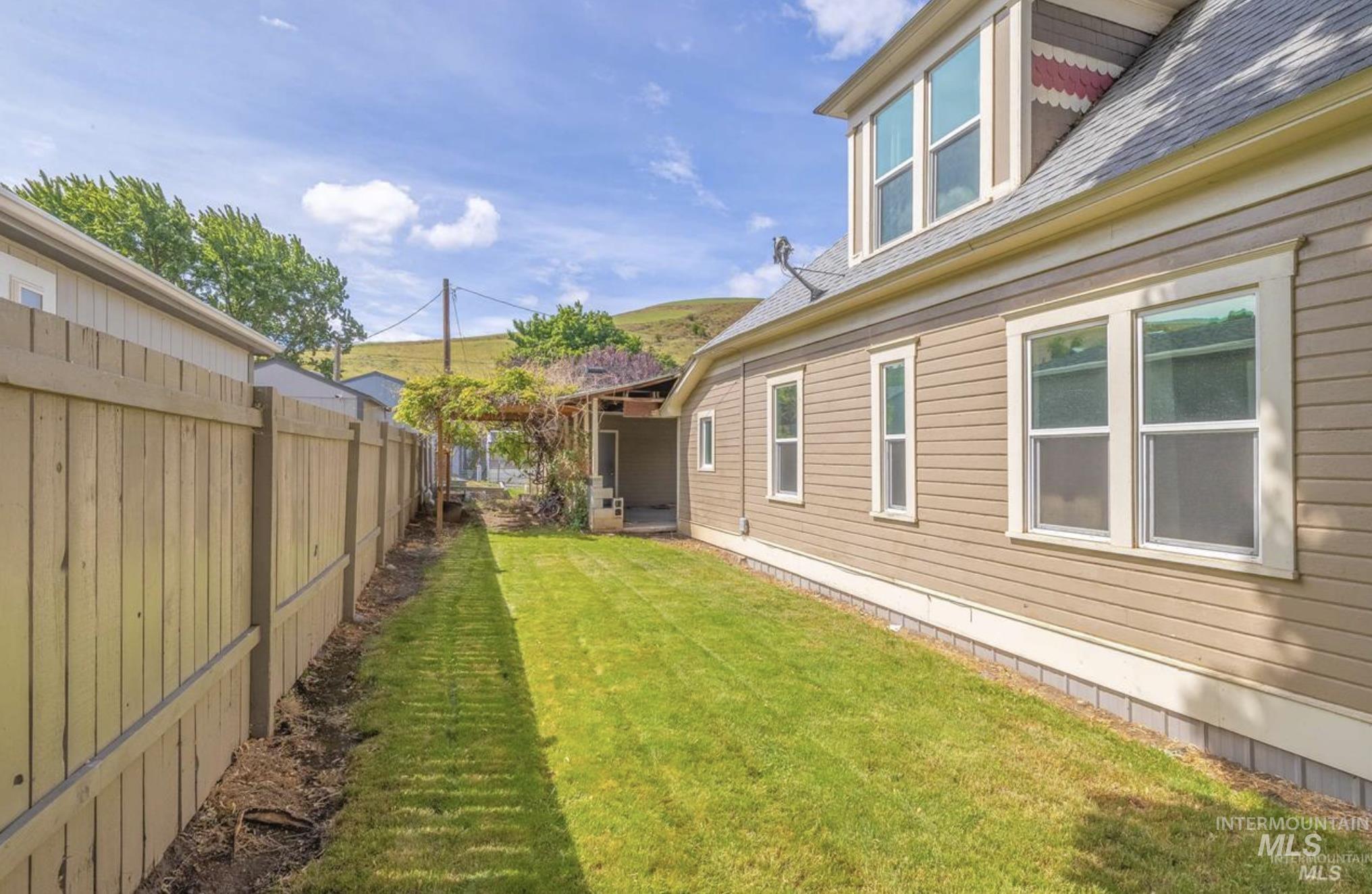 410 High St., Pomeroy, Washington 99347, 2 Bedrooms, 1 Bathroom, Residential For Sale, Price $250,000,MLS 98978336