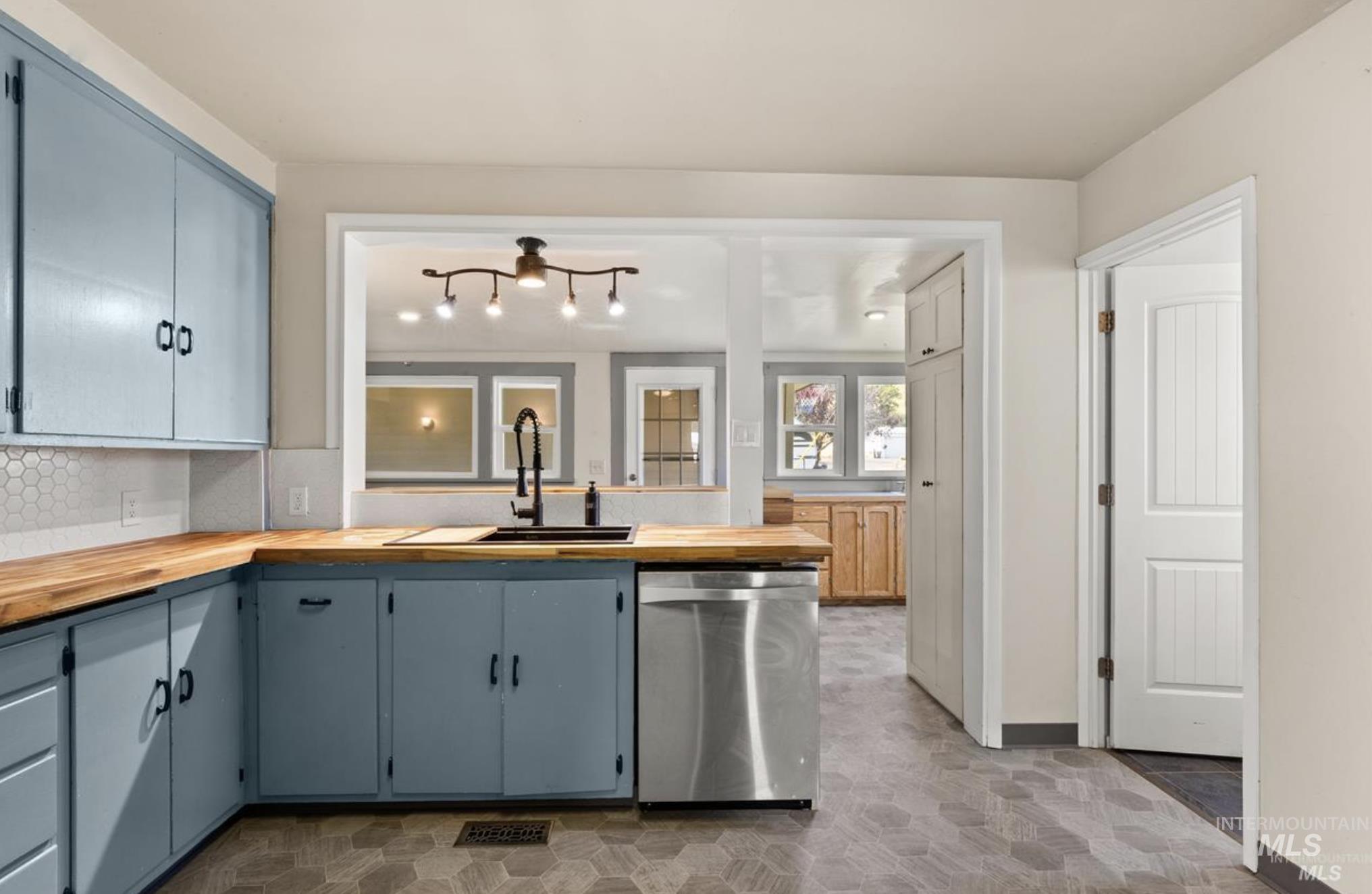 410 High St., Pomeroy, Washington 99347, 2 Bedrooms, 1 Bathroom, Residential For Sale, Price $250,000, 98978336