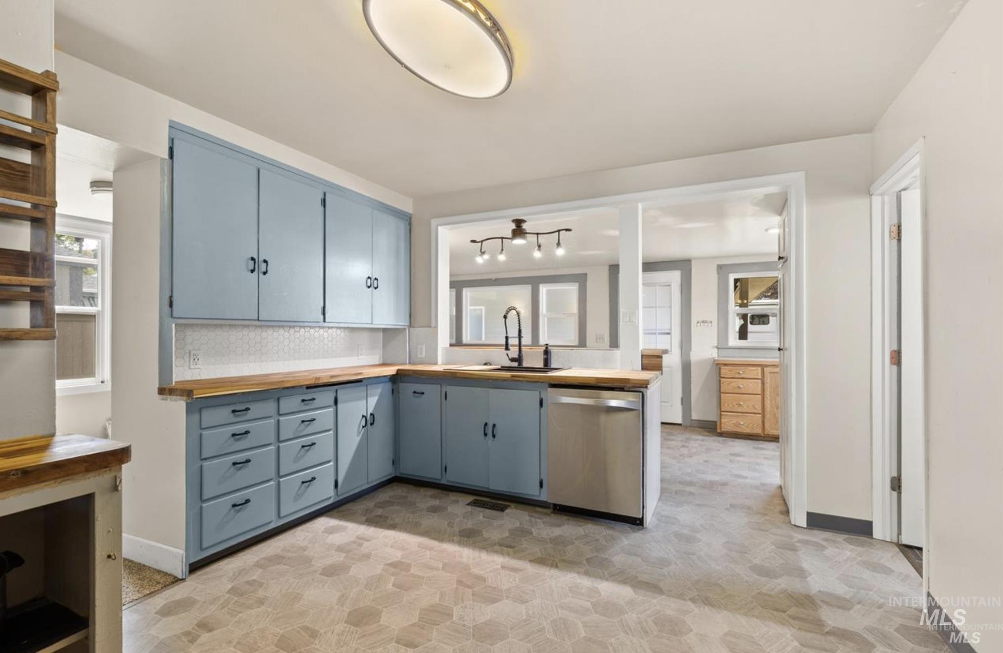 410 High St., Pomeroy, Washington 99347, 2 Bedrooms, 1 Bathroom, Residential For Sale, Price $250,000,MLS 98978336