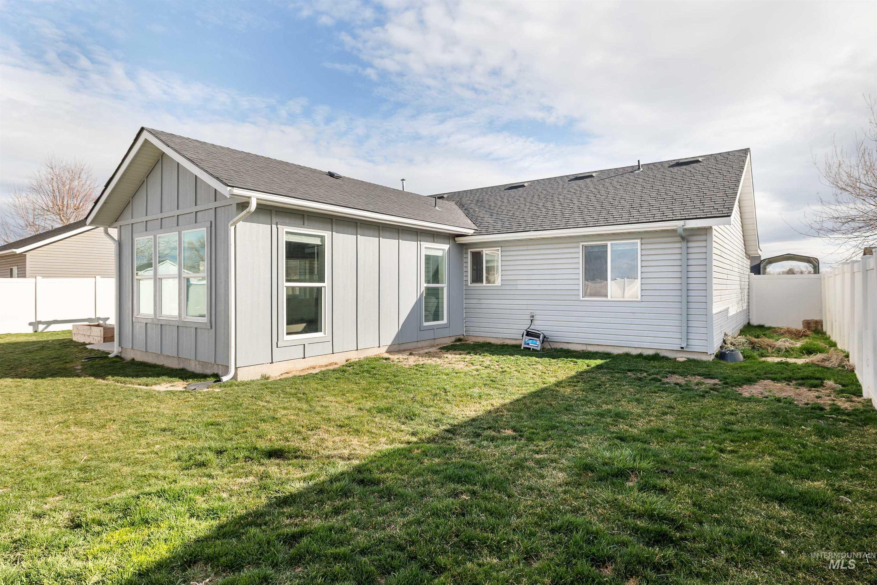 1061 Par Ct, Twin Falls, Idaho 83301-5748, 3 Bedrooms, 2 Bathrooms, Residential For Sale, Price $349,900,MLS 98978342