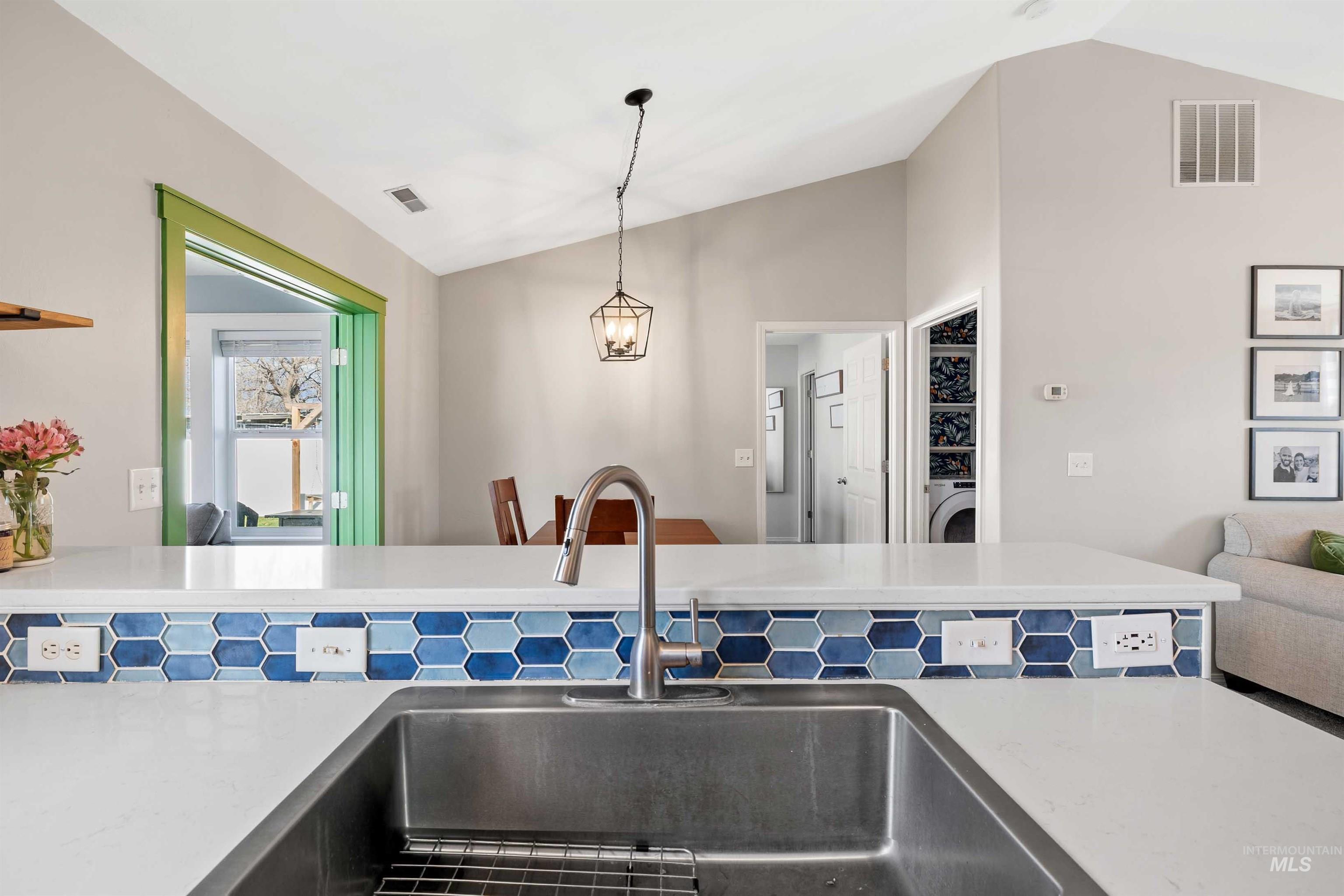 1061 Par Ct, Twin Falls, Idaho 83301-5748, 3 Bedrooms, 2 Bathrooms, Residential For Sale, Price $349,900,MLS 98978342