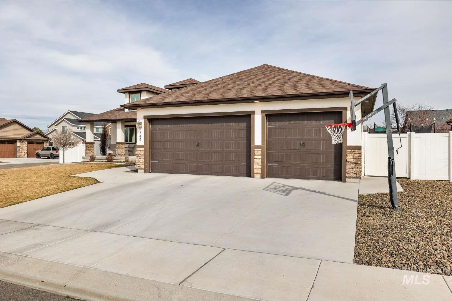 744 Midnight Sun Loop, Twin Falls, Idaho 83301, 6 Bedrooms, 4 Bathrooms, Residential For Sale, Price $699,000,MLS 98978344
