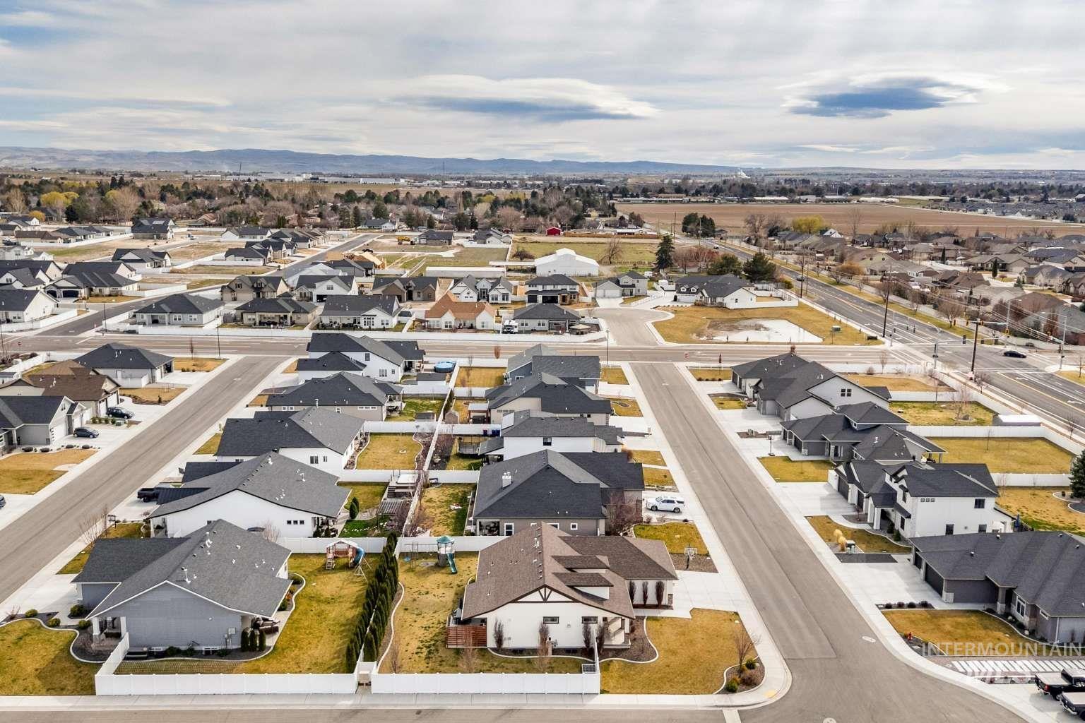 744 Midnight Sun Loop, Twin Falls, Idaho 83301, 6 Bedrooms, 4 Bathrooms, Residential For Sale, Price $699,000,MLS 98978344