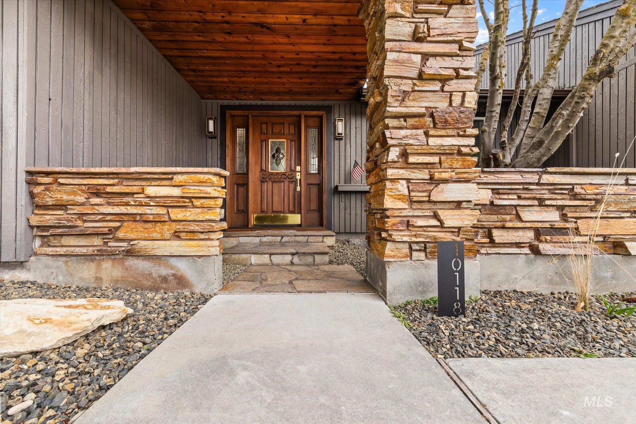 10118 W Hickory Ct, Boise, Idaho 83704, 4 Bedrooms, 3 Bathrooms, Residential For Sale, Price $694,700,MLS 98978357