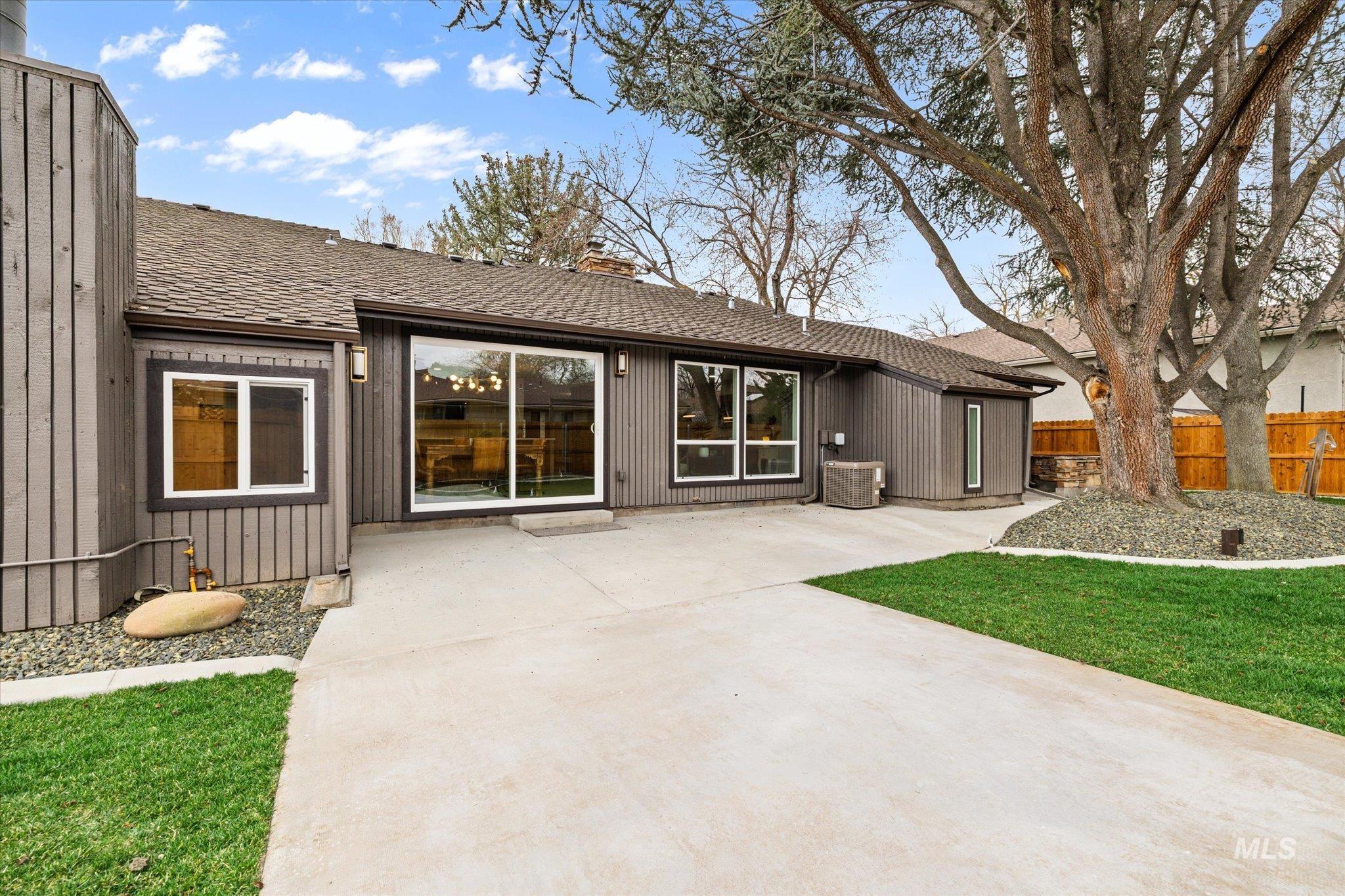 10118 W Hickory Ct, Boise, Idaho 83704, 4 Bedrooms, 3 Bathrooms, Residential For Sale, Price $694,700,MLS 98978357