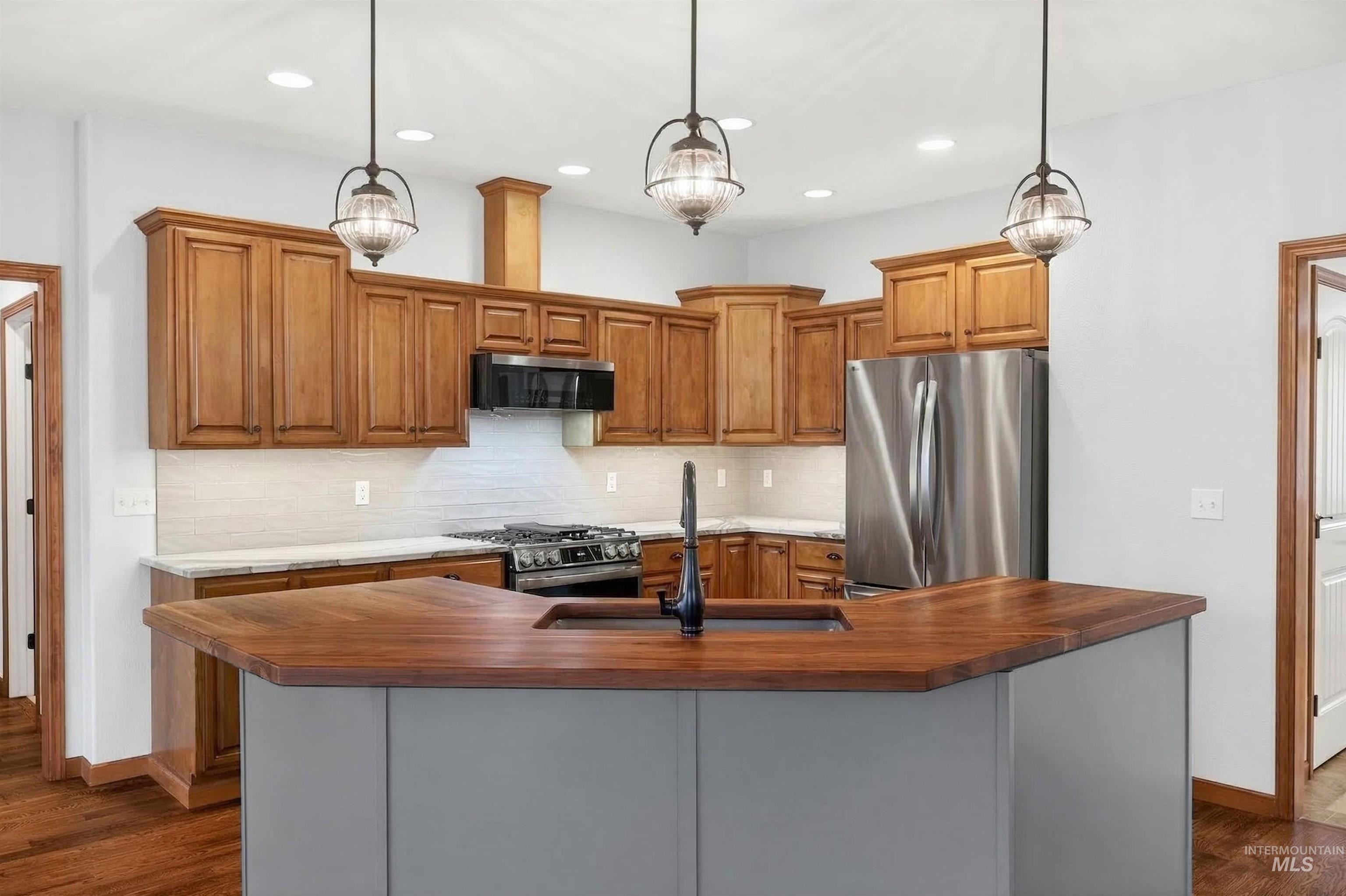 2309 Cambridge Ct., Moscow, Idaho 83843, 5 Bedrooms, 3 Bathrooms, Residential For Sale, Price $795,000,MLS 98978358