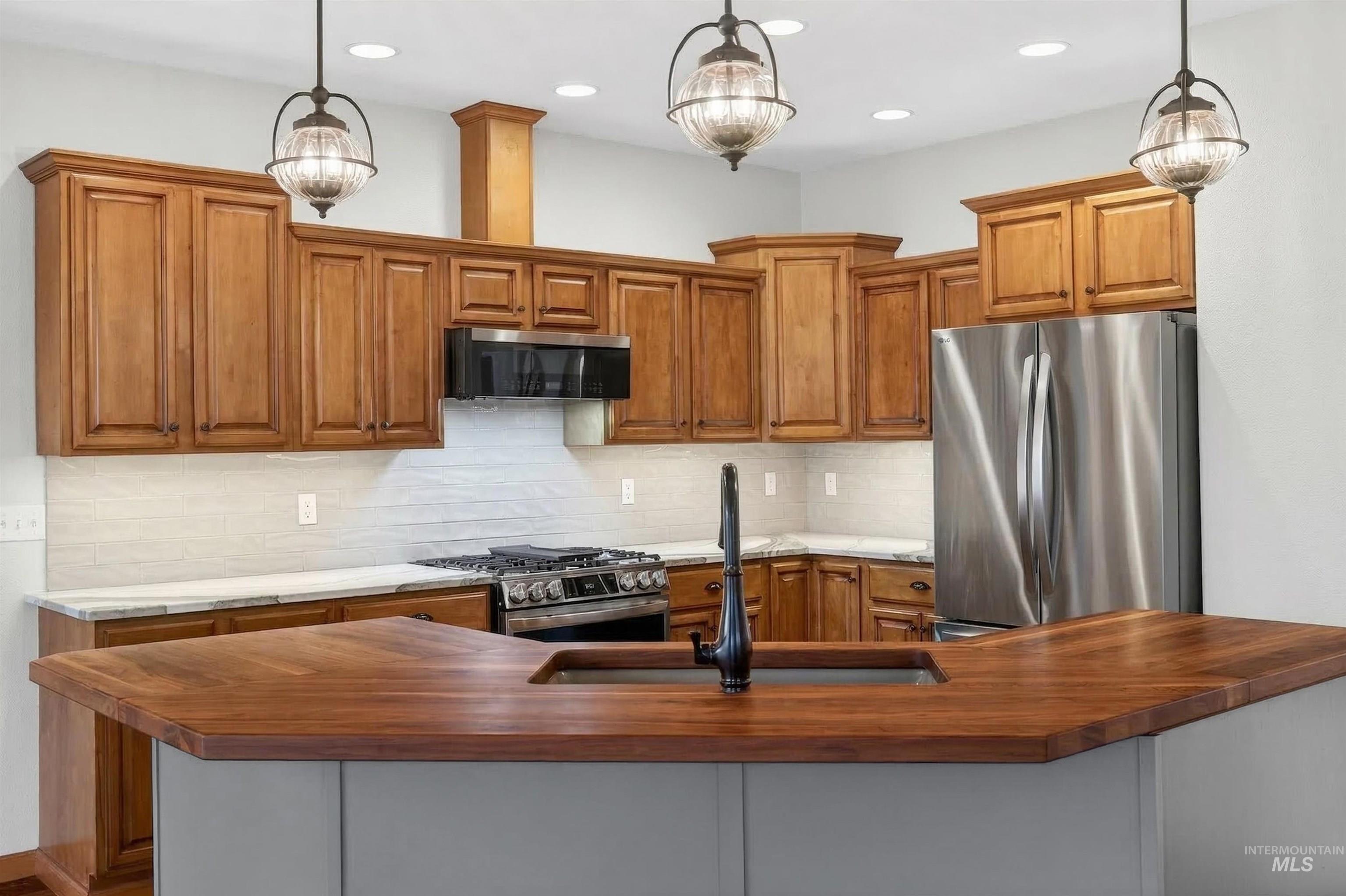 2309 Cambridge Ct., Moscow, Idaho 83843, 5 Bedrooms, 3 Bathrooms, Residential For Sale, Price $795,000,MLS 98978358