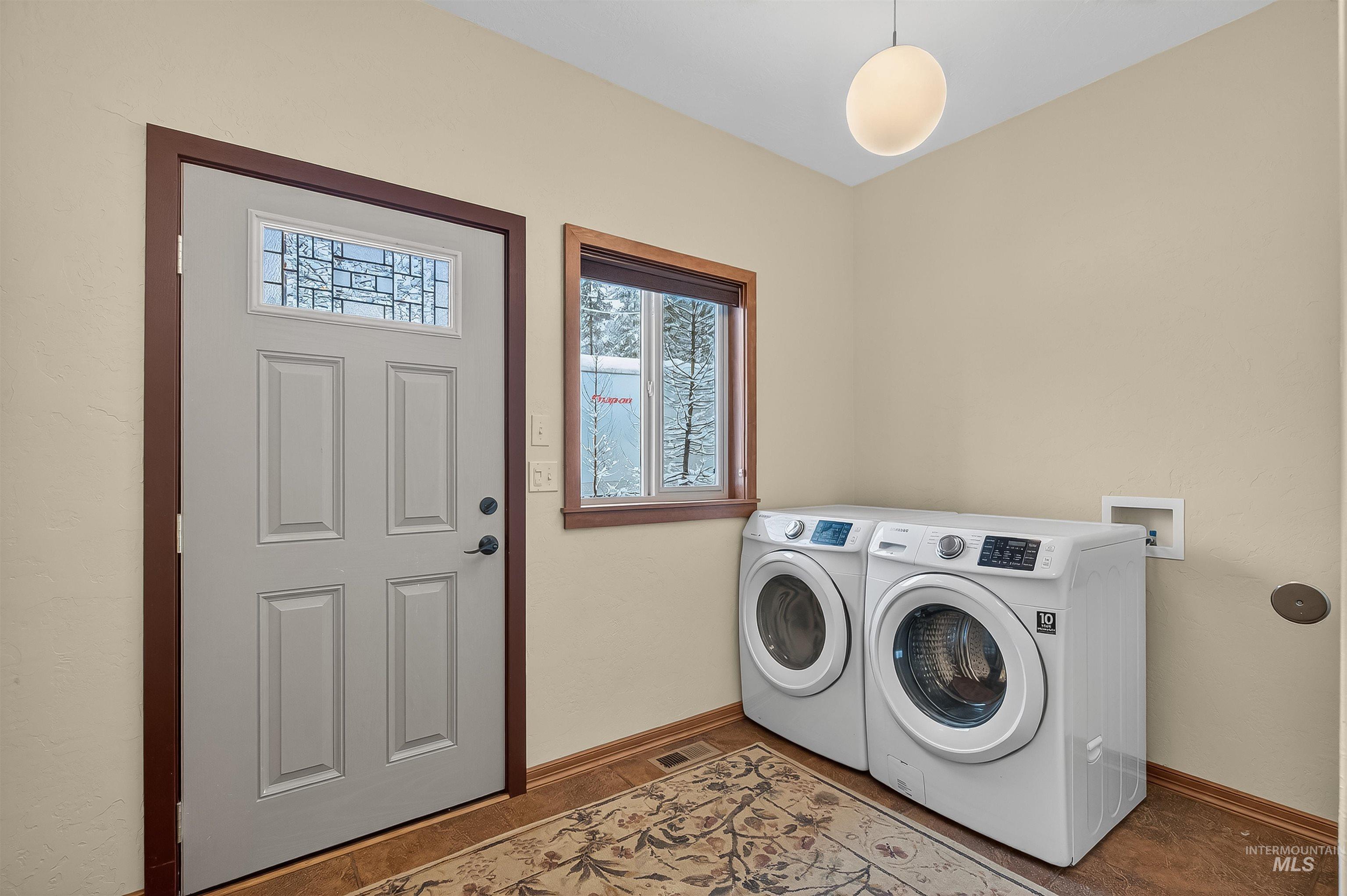 204 S 2nd St, Elk River, Idaho 83827, 3 Bedrooms, 3 Bathrooms, Residential For Sale, Price $675,000,MLS 98978369