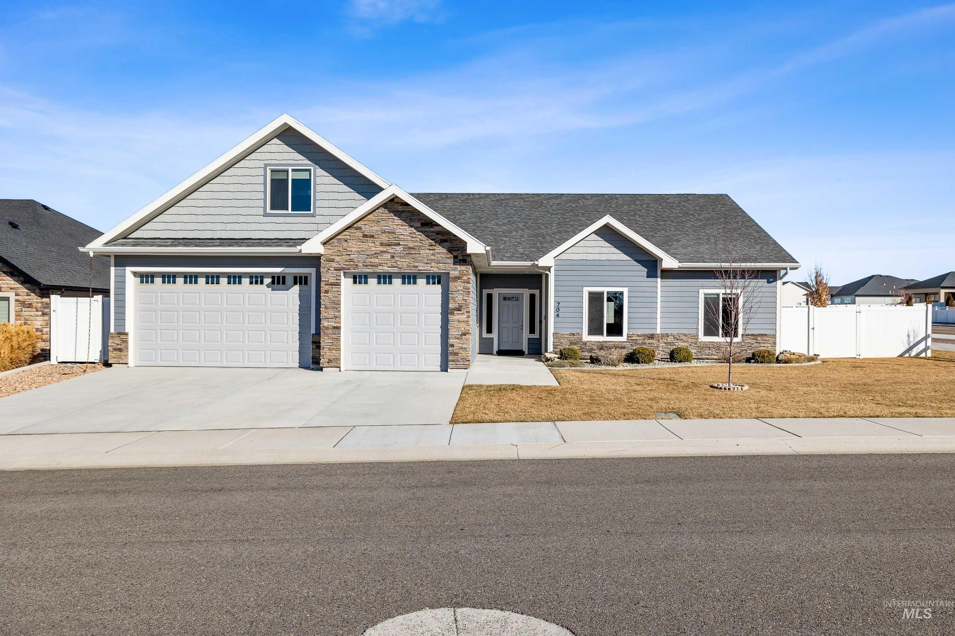704 Midnight Sun Loop, Twin Falls, Idaho 83301, 4 Bedrooms, 2.5 Bathrooms, Residential For Sale, Price $564,900,MLS 98978374