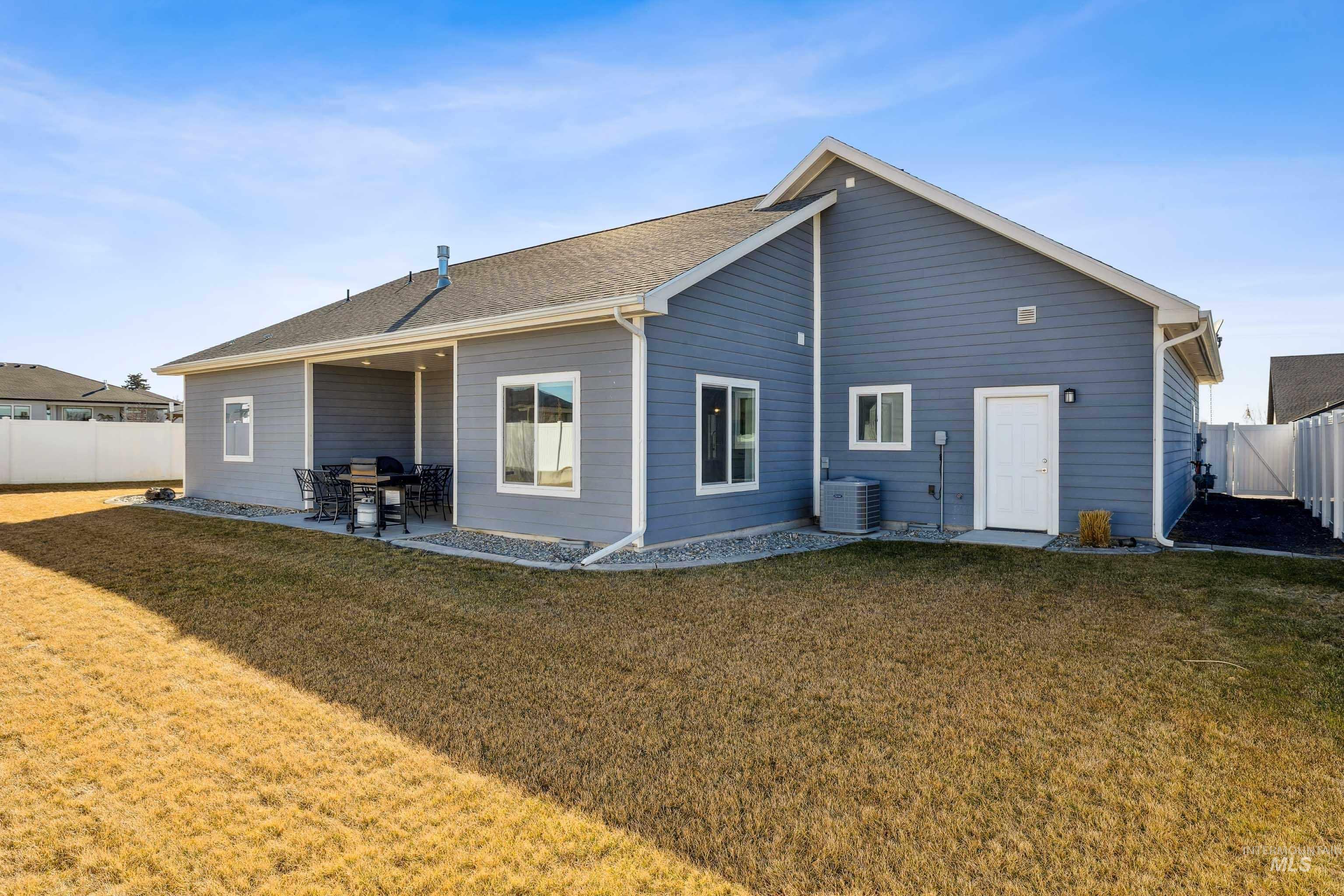 704 Midnight Sun Loop, Twin Falls, Idaho 83301, 4 Bedrooms, 2.5 Bathrooms, Residential For Sale, Price $564,900,MLS 98978374