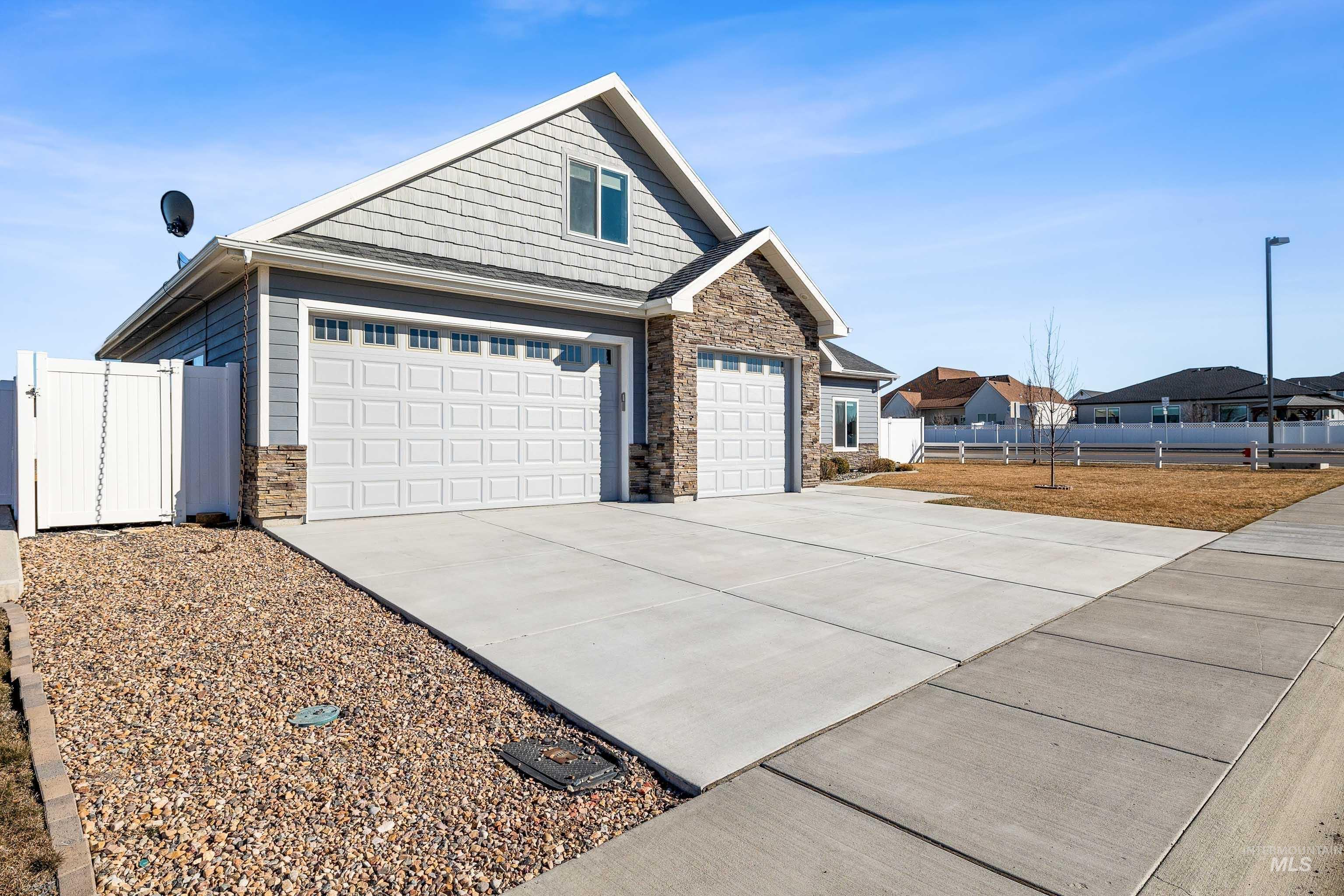 704 Midnight Sun Loop, Twin Falls, Idaho 83301, 4 Bedrooms, 2.5 Bathrooms, Residential For Sale, Price $564,900,MLS 98978374