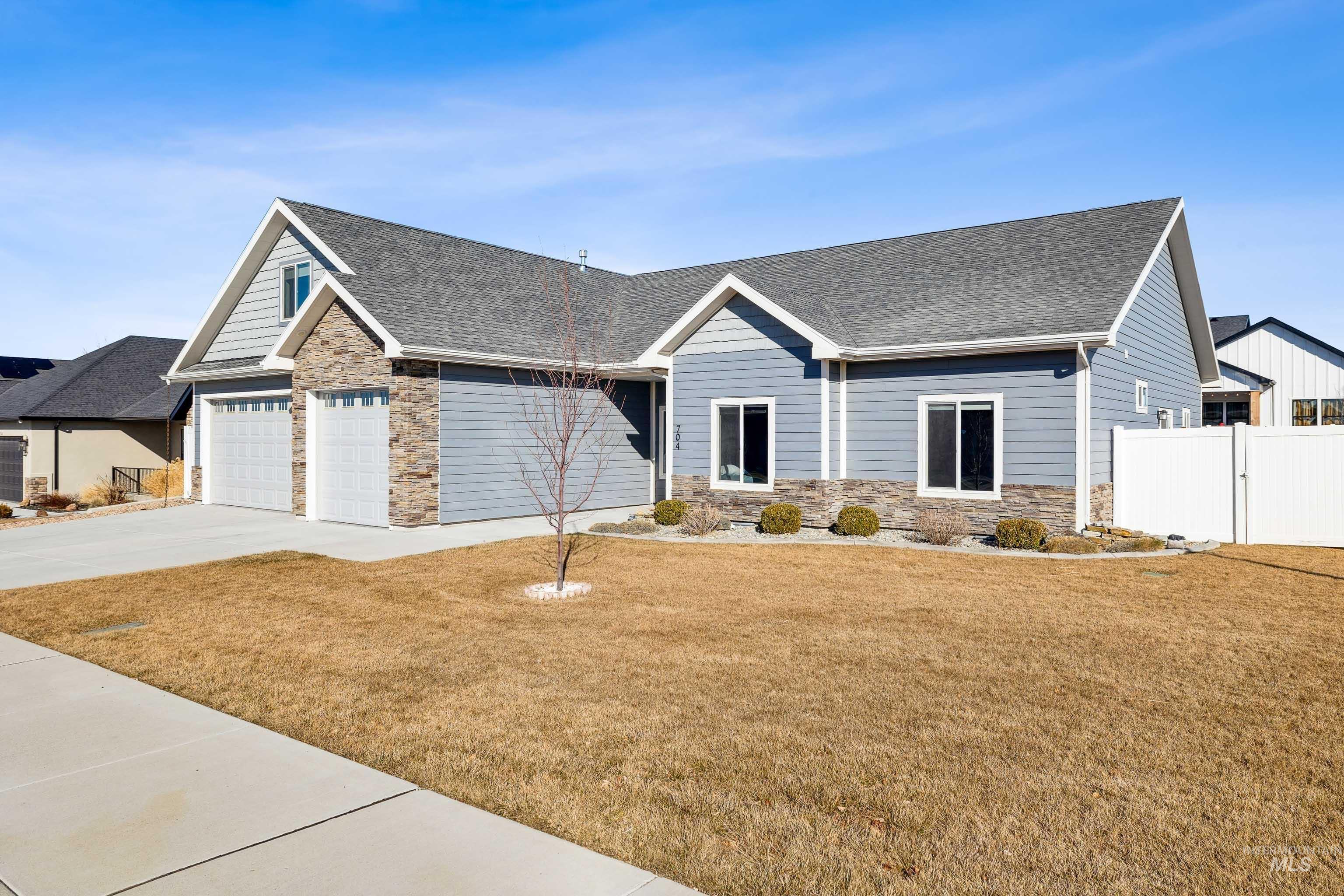 704 Midnight Sun Loop, Twin Falls, Idaho 83301, 4 Bedrooms, 2.5 Bathrooms, Residential For Sale, Price $564,900,MLS 98978374