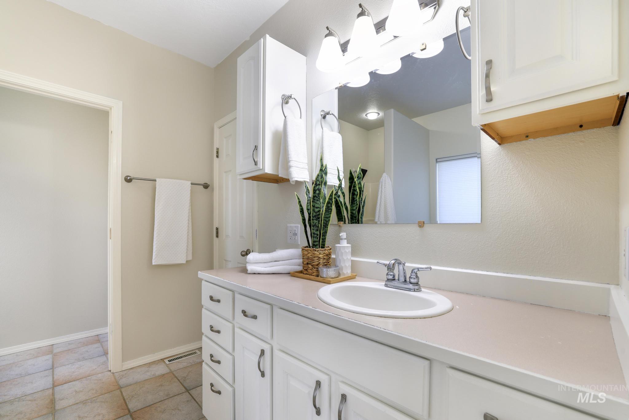 2560 Spruceridge Cir, Twin Falls, Idaho 83301, 4 Bedrooms, 2 Bathrooms, Residential For Sale, Price $675,000,MLS 98978377