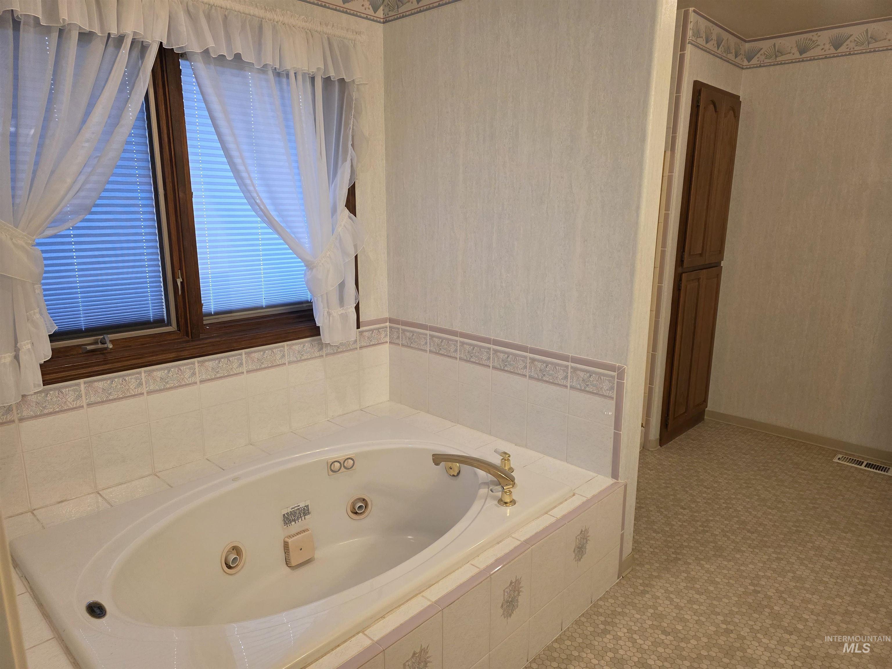 2530 Valleyview Drive, Clarkston, Washington 99403, 4 Bedrooms, 3 Bathrooms, Residential For Sale, Price $749,000,MLS 98978379