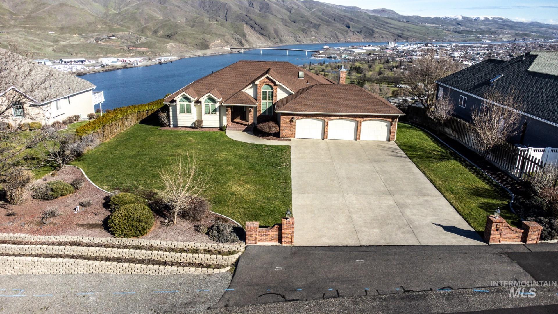 2530 Valleyview Drive, Clarkston, Washington 99403, 4 Bedrooms, 3 Bathrooms, Residential For Sale, Price $749,000,MLS 98978379