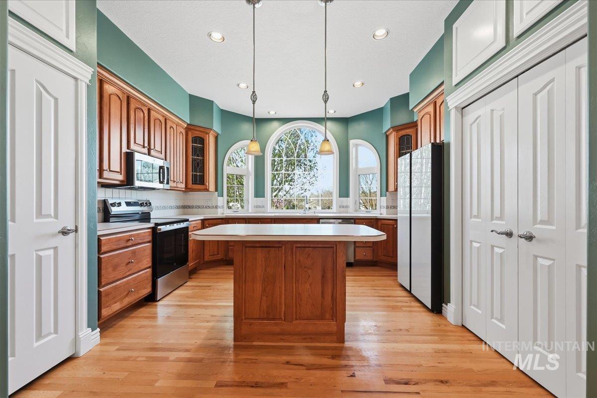 2676 S Velvet Falls Way, Meridian, Idaho 83642, 5 Bedrooms, 3 Bathrooms, Residential For Sale, Price $759,900, 98978382