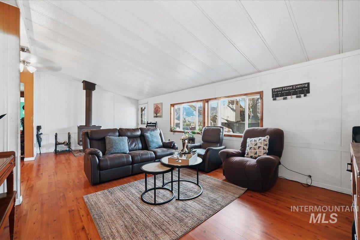 138 Mores Creek Rim Rd, Boise, Idaho 83716, 3 Bedrooms, 2 Bathrooms, Residential For Sale, Price $350,000,MLS 98978394