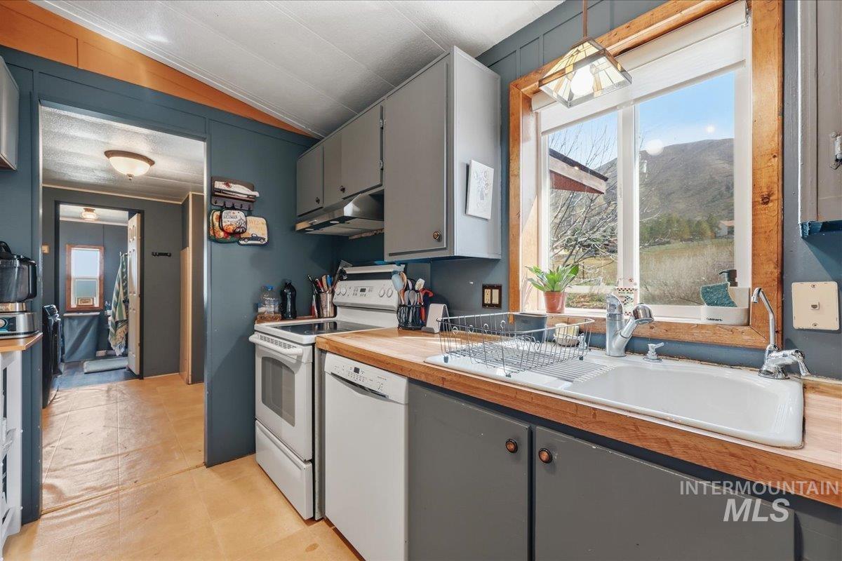 138 Mores Creek Rim Rd, Boise, Idaho 83716, 3 Bedrooms, 2 Bathrooms, Residential For Sale, Price $350,000,MLS 98978394