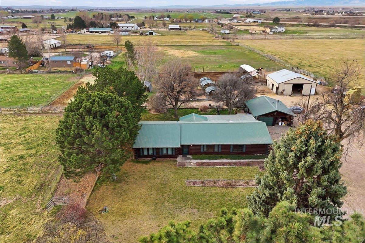 775 N Cow Horse Dr., Kuna, Idaho 83634, 3 Bedrooms, 2.5 Bathrooms, Residential For Sale, Price $899,900,MLS 98978397