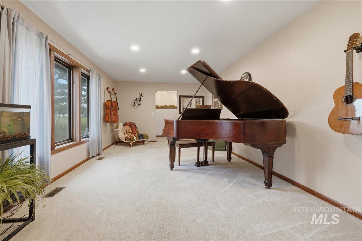 775 N Cow Horse Dr., Kuna, Idaho 83634, 3 Bedrooms, 2.5 Bathrooms, Residential For Sale, Price $899,900,MLS 98978397