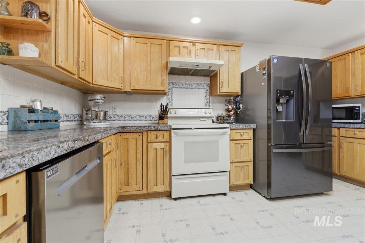 775 N Cow Horse Dr., Kuna, Idaho 83634, 3 Bedrooms, 2.5 Bathrooms, Residential For Sale, Price $889,900, 98978397