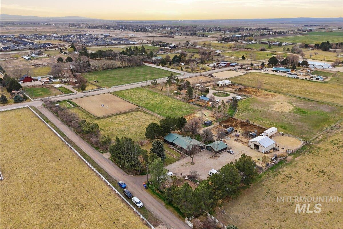 775 N Cow Horse Dr., Kuna, Idaho 83634, 3 Bedrooms, 2.5 Bathrooms, Residential For Sale, Price $889,900, 98978397