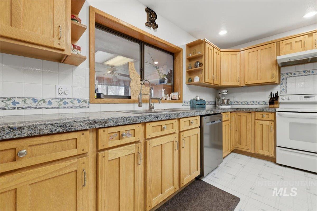 775 N Cow Horse Dr., Kuna, Idaho 83634, 3 Bedrooms, 2.5 Bathrooms, Residential For Sale, Price $899,900,MLS 98978397