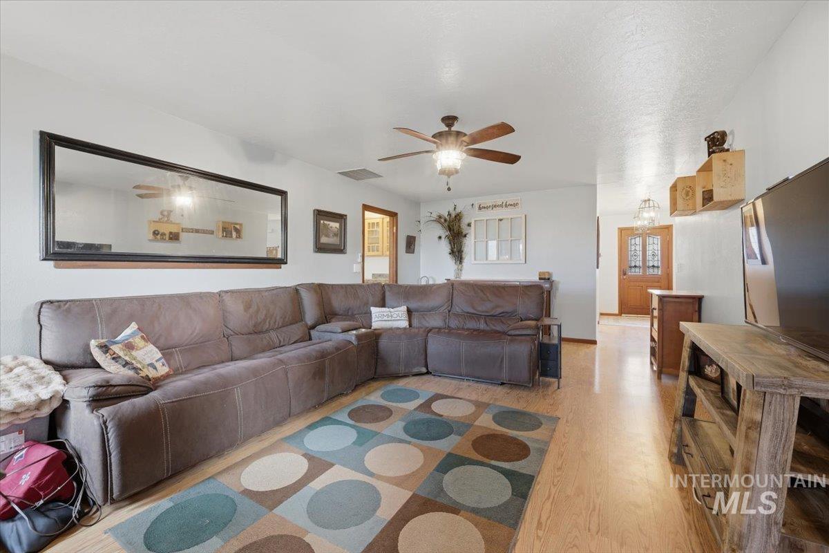 775 N Cow Horse Dr., Kuna, Idaho 83634, 3 Bedrooms, 2.5 Bathrooms, Residential For Sale, Price $899,900,MLS 98978397