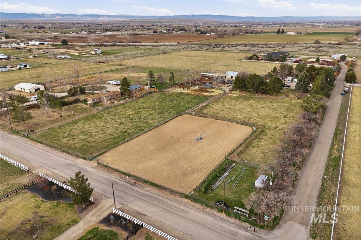 775 N Cow Horse Dr., Kuna, Idaho 83634, 3 Bedrooms, 2.5 Bathrooms, Residential For Sale, Price $899,900,MLS 98978397