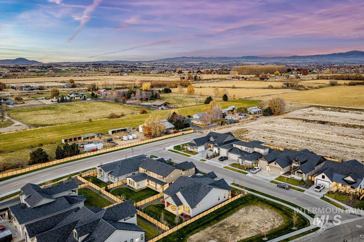 21895 Paint Ave, Star, Idaho 83669, 3 Bedrooms, 2.5 Bathrooms, Residential For Sale, Price $869,900,MLS 98978399