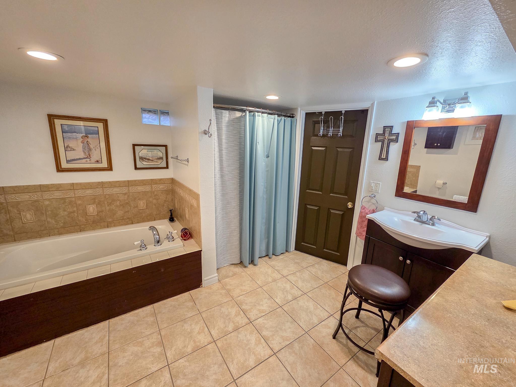 636 Bryden Dr, Lewiston, Idaho 83501, 4 Bedrooms, 2.5 Bathrooms, Residential For Sale, Price $449,900,MLS 98978412