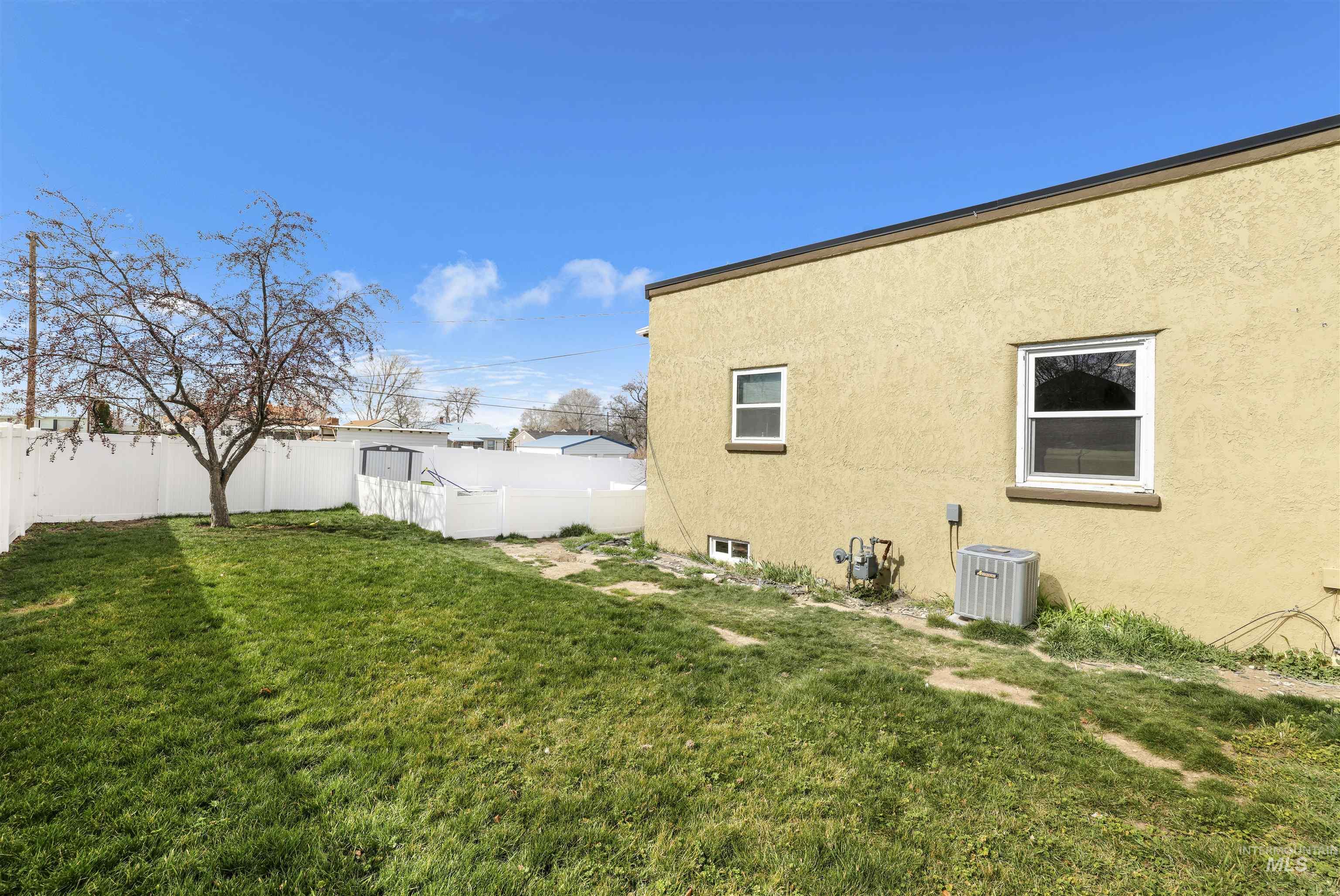 801 N 12th Ave, Buhl, Idaho 83316-1413, 2 Bedrooms, 1 Bathroom, Residential For Sale, Price $270,000,MLS 98978422