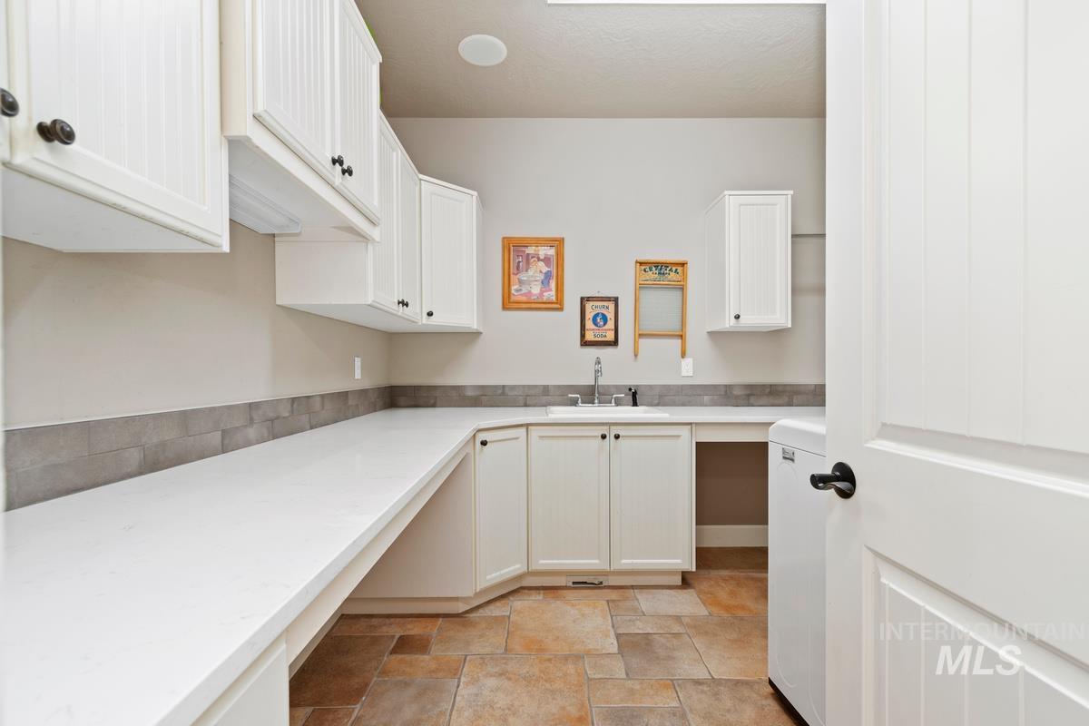 859 E Brookwood, Eagle, Idaho 83616, 5 Bedrooms, 3 Bathrooms, Residential For Sale, Price $1,049,000,MLS 98978429