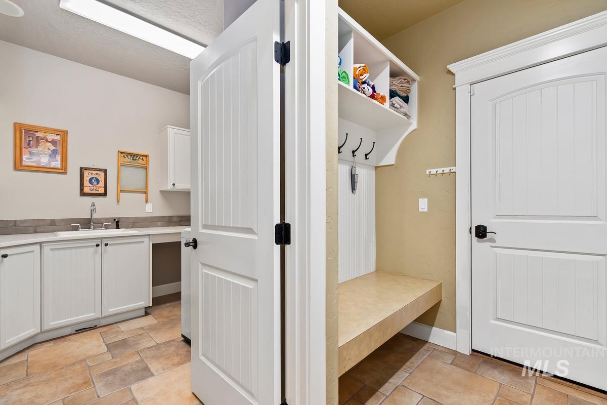 859 E Brookwood, Eagle, Idaho 83616, 5 Bedrooms, 3 Bathrooms, Residential For Sale, Price $1,049,000,MLS 98978429