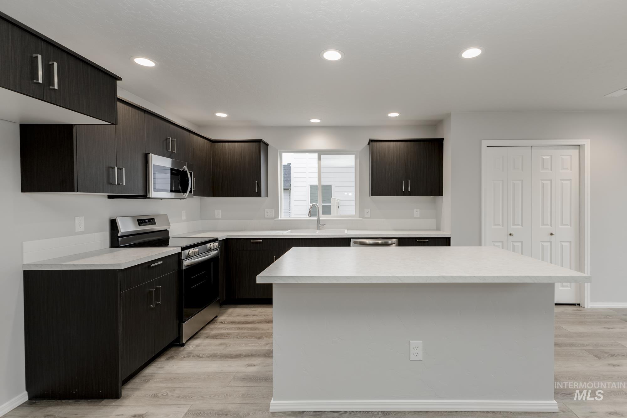 2898 W Taiban Creek Dr, Kuna, Idaho 83634, 5 Bedrooms, 3 Bathrooms, Residential For Sale, Price $519,990,MLS 98978452