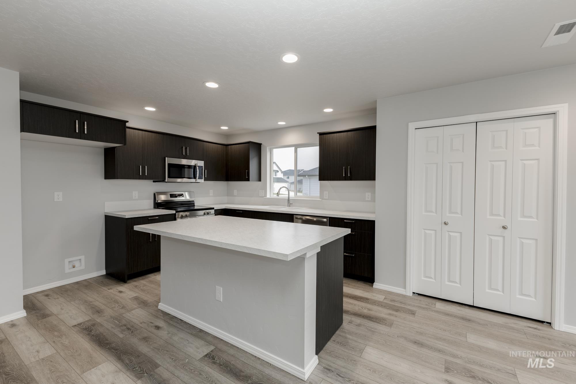 2898 W Taiban Creek Dr, Kuna, Idaho 83634, 5 Bedrooms, 3 Bathrooms, Residential For Sale, Price $519,990,MLS 98978452