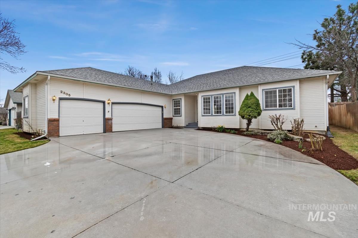2305 E Oakridge St, Boise, Idaho 83716, 4 Bedrooms, 3.5 Bathrooms, Residential For Sale, Price $550,000,MLS 98978470