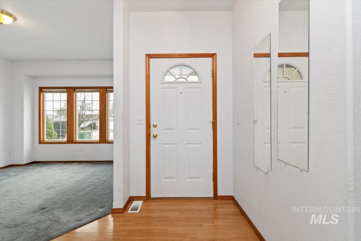 2305 E Oakridge St, Boise, Idaho 83716, 4 Bedrooms, 3.5 Bathrooms, Residential For Sale, Price $550,000,MLS 98978470