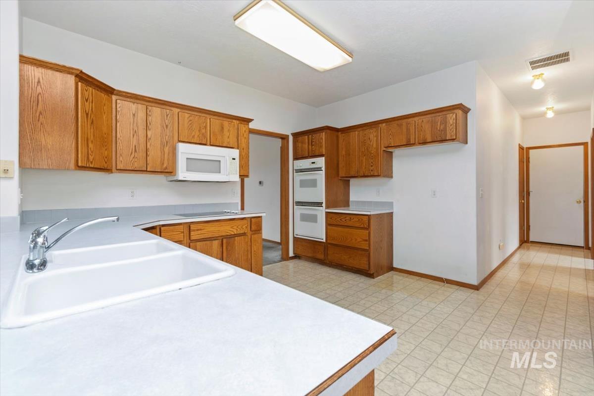 2305 E Oakridge St, Boise, Idaho 83716, 4 Bedrooms, 3.5 Bathrooms, Residential For Sale, Price $550,000,MLS 98978470