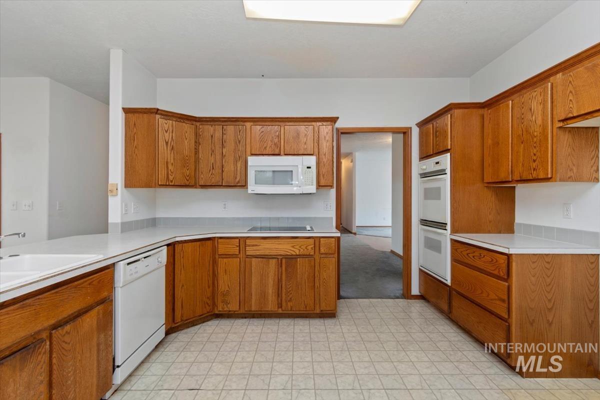 2305 E Oakridge St, Boise, Idaho 83716, 4 Bedrooms, 3.5 Bathrooms, Residential For Sale, Price $550,000,MLS 98978470